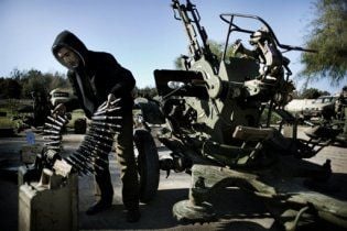 НАТО не планирует военных действий в Ливии, но предрекает "драматический сценарий"
