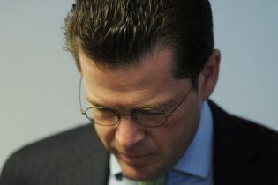 Уличенный в плагиате министр обороны Германии подал в отставку