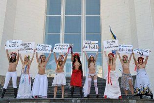 Обнаженные активистки FEMEN взяли в осаду Центральный ЗАГС