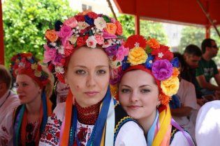 Українки працюють нарівні з чоловіками, а заробляють значно менше