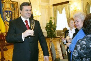 Янукович побажав жінкам на 8 березня здорових дітей