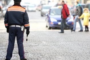 У Миколаєві затримали псевдо-даїшника: без жетона і з запальничкою в кобурі