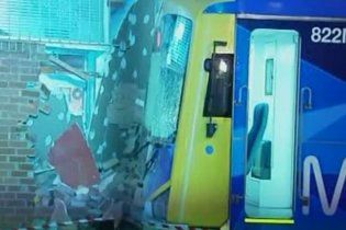 У Мельбурні електричка протаранила будівлю банку
