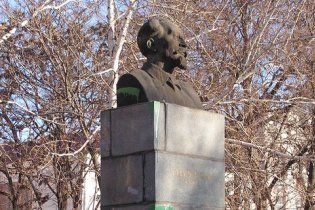 Соратнику Тягнибока дали два года условно за памятник Дзержинскому