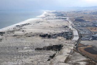 В Японии цунами накрыло судно с сотней пассажиров