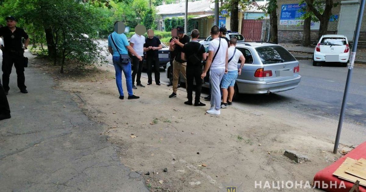 На Миколаївщині біля дільниці затримали озброєних молодиків