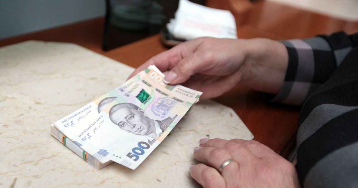 Украинцы сетуют на уменьшение доходов, но чаще стали делать большие закупки