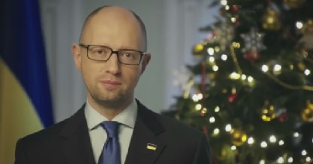 Яценюк у новорічному відео побажав українцям віри в успіх