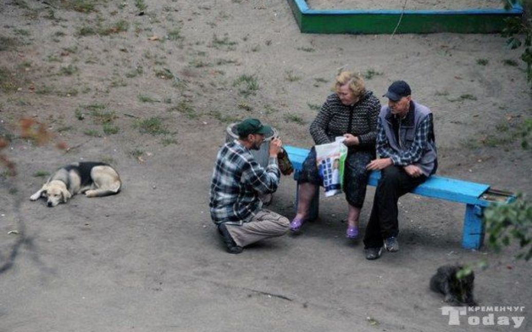 Украинский фотограф 5 лет снимал, что происходит на лавочке во дворе / © Фото Евгения Котенко