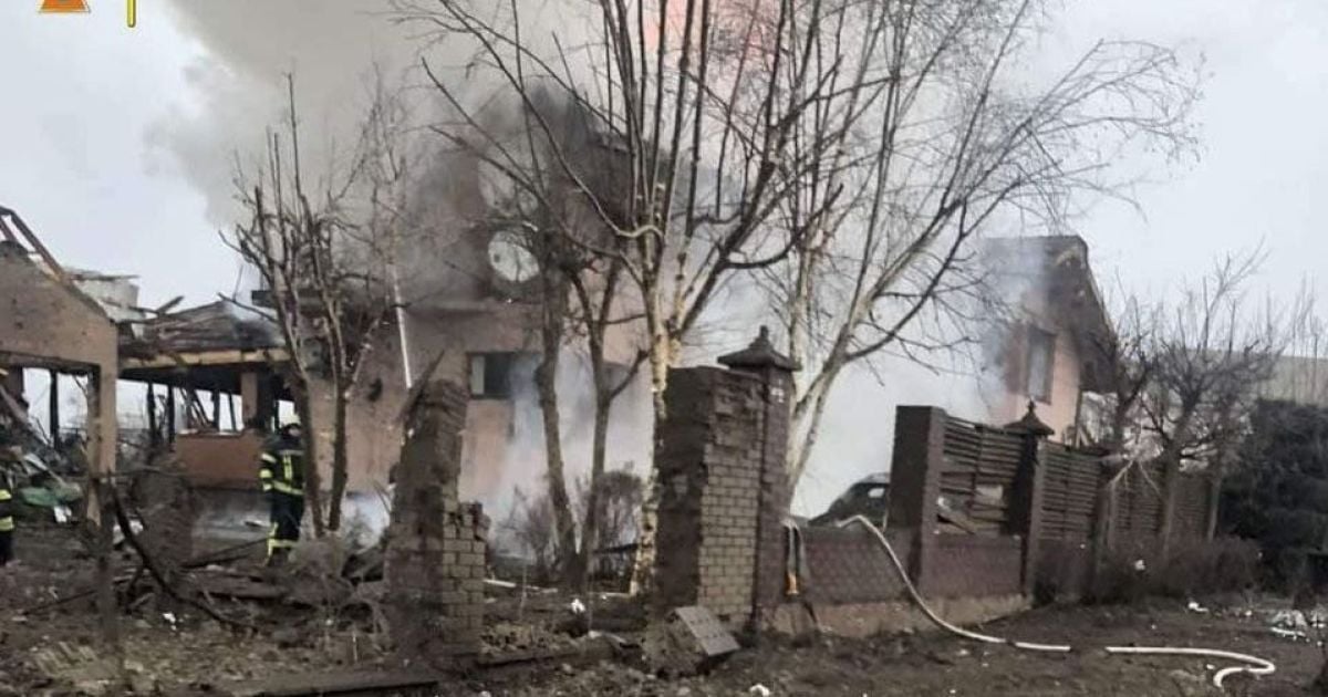 У Гатному Київської області внаслідок обстрілу РФ загорівся будинок: є загиблий