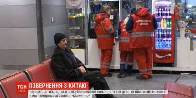 Самолет с украинцами из Китая кружит над Харьковской областью