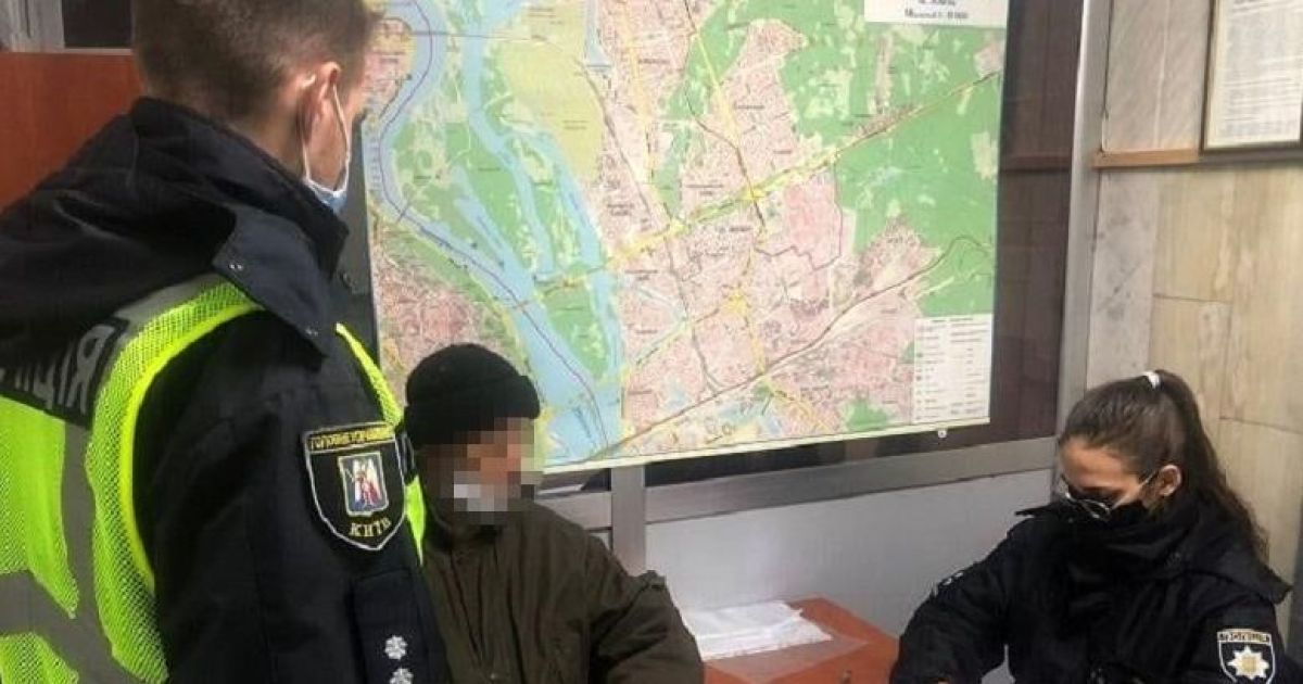 Офіцери поліції розшукали чоловіка, який у Києві на Русанівці дає ляпаси незнайомим жінкам: що відомо