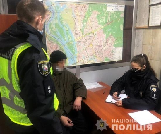 Офіцери поліції розшукали чоловіка, який у Києві на Русанівці дає ляпаси незнайомим жінкам: що відомо