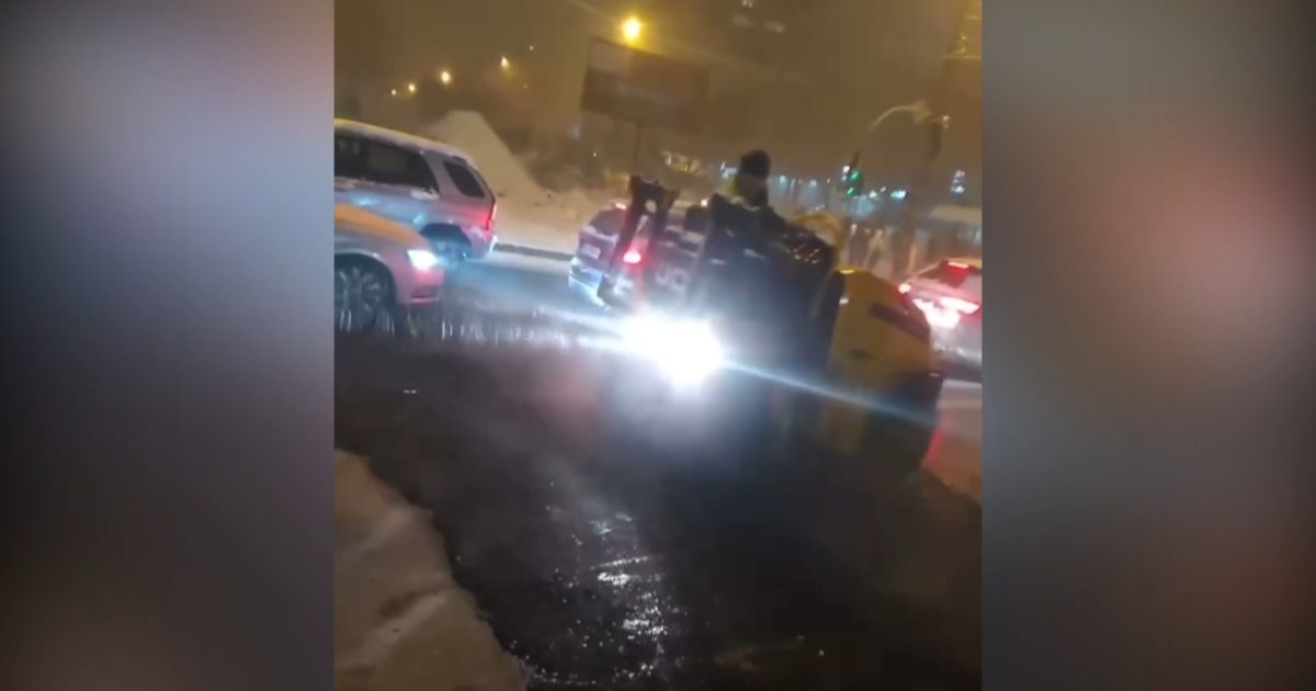 В Киеве во время снегопада укладывали асфальт (видео)