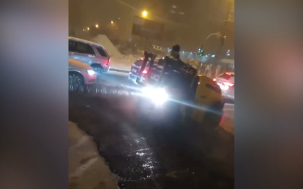 У Києві під час снігопаду укладали асфальт (відео)