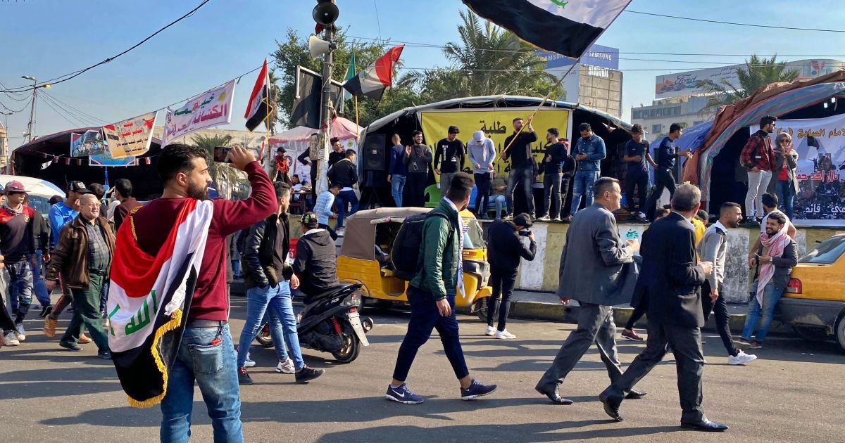 Сотні іракців штурмують посольство США