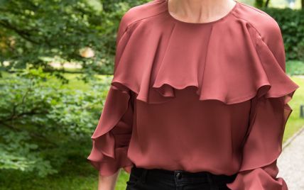 В блузке с рюшами и на шпильках: Шарлиз Терон на благотворительном мероприятии