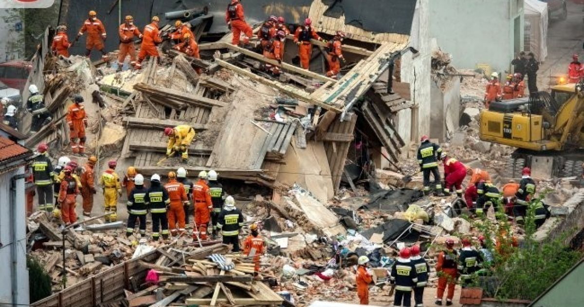 В Польше возросло количество жертв взрыва дома, под завалами до сих пор ищут людей