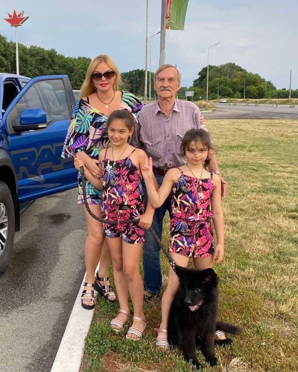 Камалія з батьком та доньками / © instagram.com/kamaliyaofficial