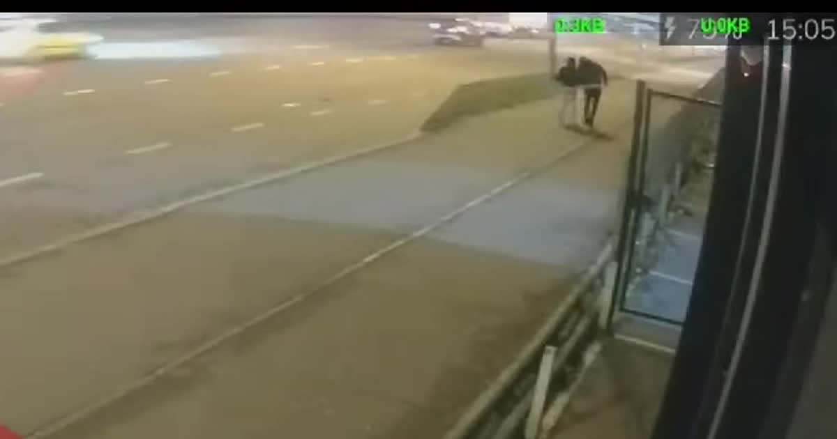 У Мережі виклали відео моторошного наїзду Lexus на пішоходів біля станції метро "Осокорки" у Києві