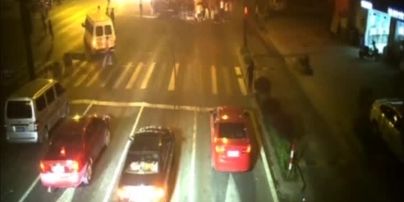 Китаец выжил после падения на него грузовика