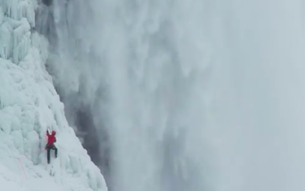 Альпинист впервые в истории человечества покорил Ниагарский водопад против течения