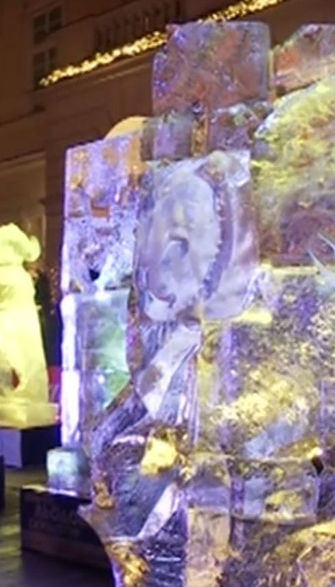 Во Львове скульпторы высекли изо льда удивительные фигуры