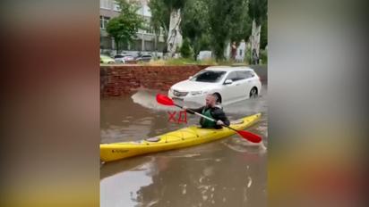В Днепре из-за мощного ливня горожане передвигаются на лодках