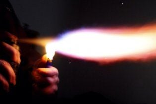 29-летняя девушка изуродовала соседку, использовав дезодорант как огнемет