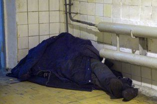 Бомж целый месяц занимался сексом с мертвой любимой в туалете