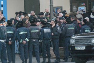 Вкладчики "Родовид Банка" перекрыли дорогу перед кортежем Януковича