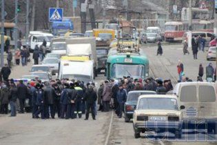 У Харкові через невиплату зарплати перекрили вулицю