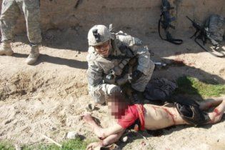 Скандал у НАТО: опубліковано фото солдатів США, які позують на тлі вбитих афганців