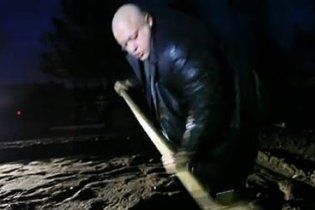 Злодія, який обікрав інваліда, вивезли в ліс і змусили копати собі могилу