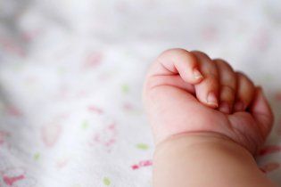 Дівчина убила тримісячну доньку подруги і засунула їй в рот кришку від пива