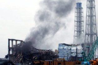 З третього реактора "Фукусіми" почав валити чорний дим