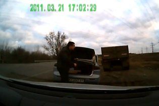 Гаишник, угрожавший водителю "уе**ть" бейсбольной битой, уволен (видео)