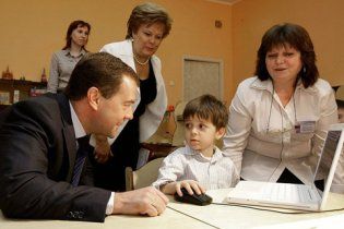 Дети спросили у Медведева о "педофильском лобби"