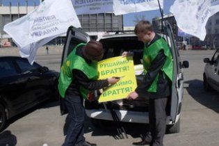 Милиция попыталась остановить участников "автомайдана": вам еще здесь жить