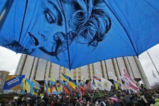 Учасники "Автомайдану" передали Азарову свої вимоги