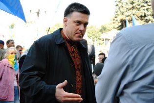 Тягнибок: по Львову з червоними прапорами ніхто ніколи не ходив