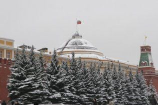 Женщину, требовавшую встречи с Медведевым возле Кремля , уговорили уехать