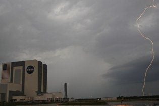 Шаттл Endeavour поврежден во время шторма в штате Флорида