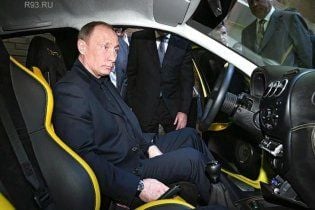Путин поехал к Медведеву на "Ё-мобиле", но отметил: "Название, конечно..."