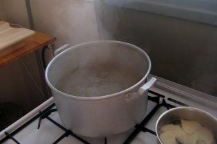 Сын сварил родную мать в кипятке, чтобы та перестала его воспитывать