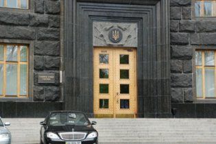 Кабмін відремонтує мерседеси на 2 мільйони гривень