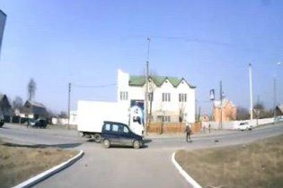 На Хмельниччині вантажівка на повній швидкості збила дівчинку