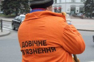 У Донецьку двірників одягли в уніформу зеків