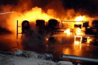 В Пакистане 16 человек погибли в двойном теракте на бензовозах НАТО