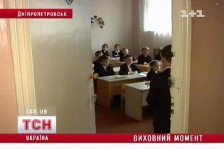 У Дніпропетровську вчителька вигнала хлопчика на мороз, бо він впісявся